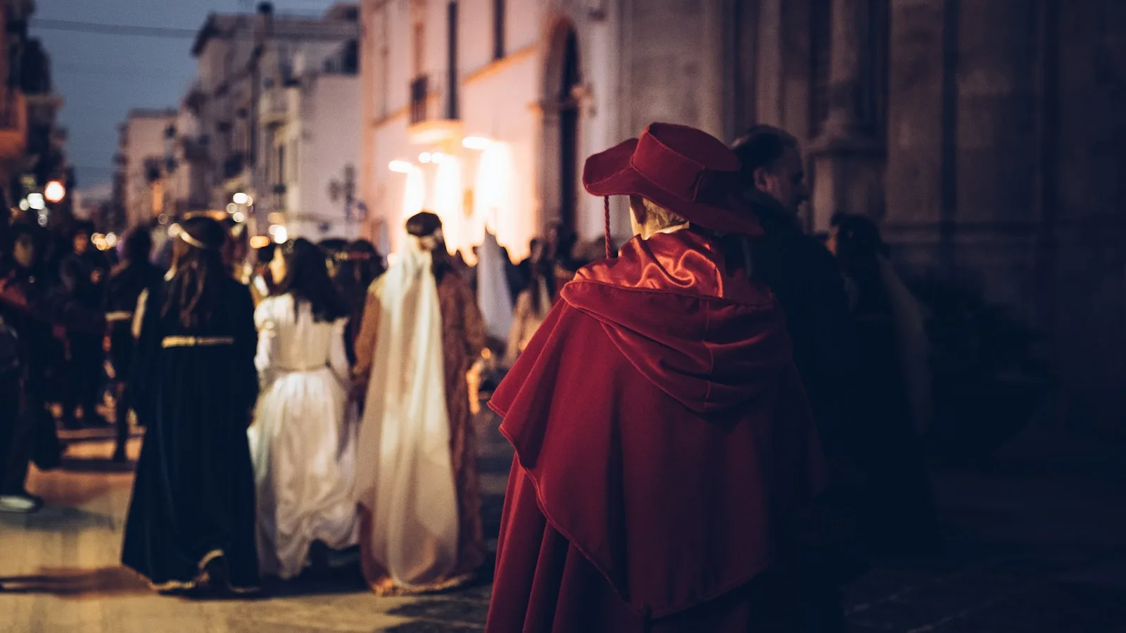 Procession de fête patronale dans une ville sicilienne