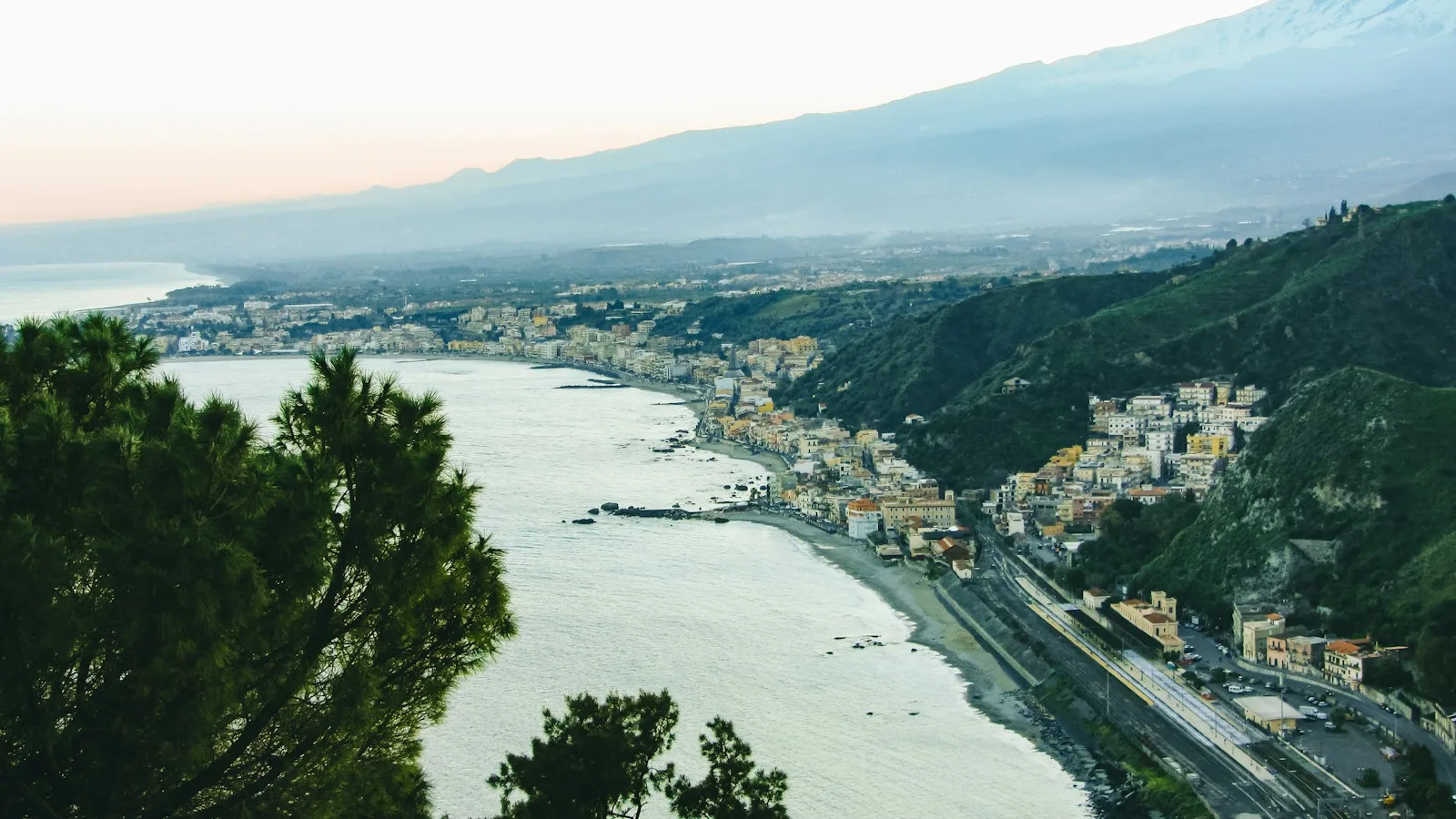 Train régional longeant la côte sicilienne face à la mer