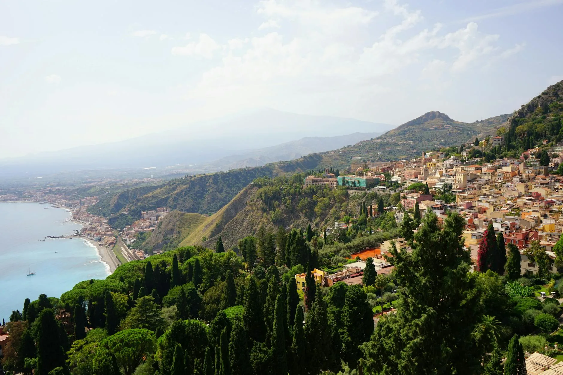 3. La Piazza IX Aprile — Le balcon sur l'Etna